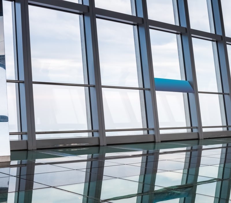 Porche moderno con iluminación exterior y estructura minimalista