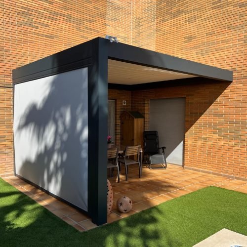 Porche moderno con estructura metálica